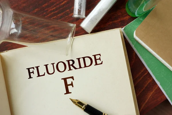 Fluoride ditulis pada halaman. Konsep kimia . — Stok Foto