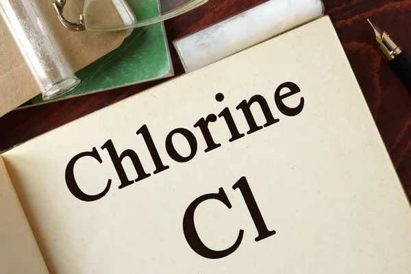 Chloor geschreven op een pagina. Chemie concept. — Stockfoto