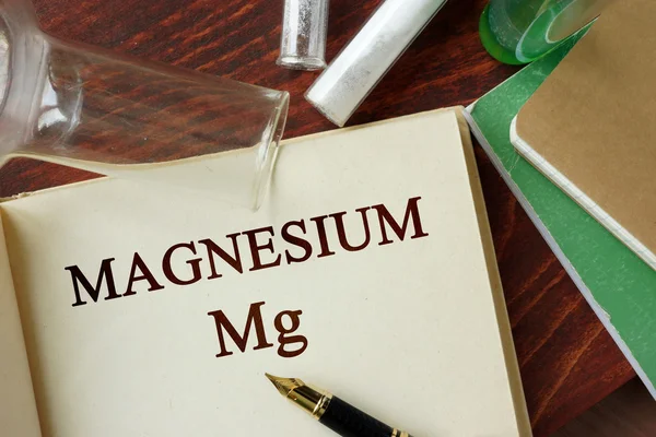 Magnesium skriven på en sida. Kemi-konceptet. — Stockfoto