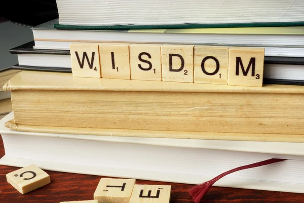 Woord wijsheid van houten blokken met letters. — Stockfoto