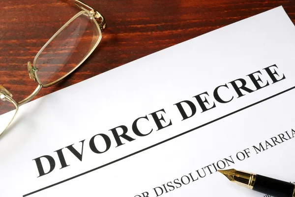 Scheidungsurkunde auf hölzernem Hintergrund — Stockfoto