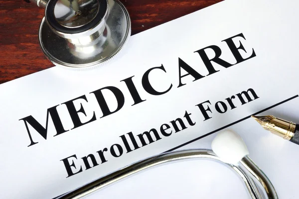 Medicare enrollment form på ett papper. — Stockfoto