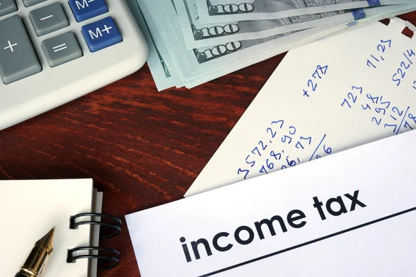 Impuesto sobre la renta escrito en un papel . —  Fotos de Stock