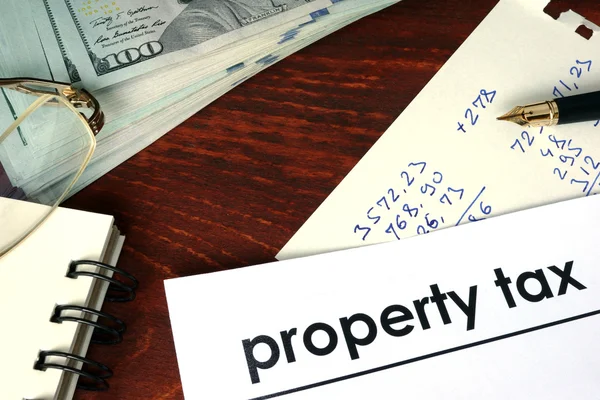 Impuesto sobre la propiedad escrito en un papel . —  Fotos de Stock