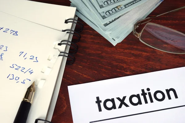 Impuestos escritos en un papel . — Foto de Stock