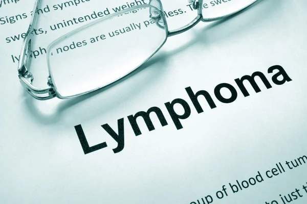 Papír s slovo lymfomu a brýle. — Stock fotografie