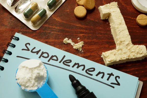 Sportergänzungsmittel für Bodybuilding in Pillen, Tabletten und Proteinen. — Stockfoto