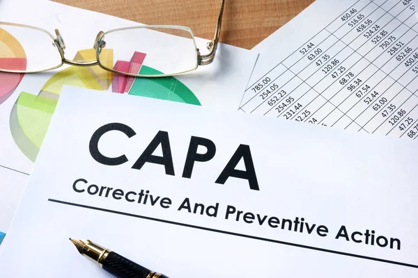 Έγγραφο με τις λέξεις CAPA Διορθωτικά και προληπτικά σχέδια δράσης — Φωτογραφία Αρχείου