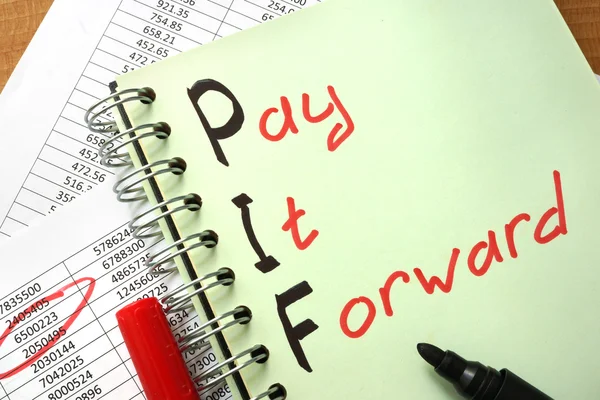 Quaderno con segno Pay It Forward PIF e grafici . — Foto Stock