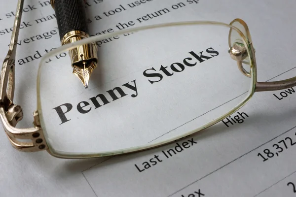 Seite der Zeitung mit Wörtern Penny Stocks. — Stockfoto