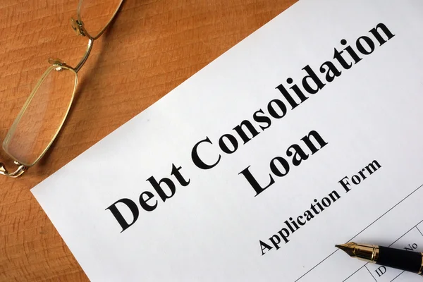 Formulaire de prêt de consolidation de dette sur une table en bois . — Photo