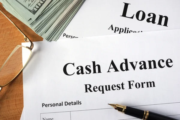 Cash advance formulář na dřevěný stůl. — Stock fotografie