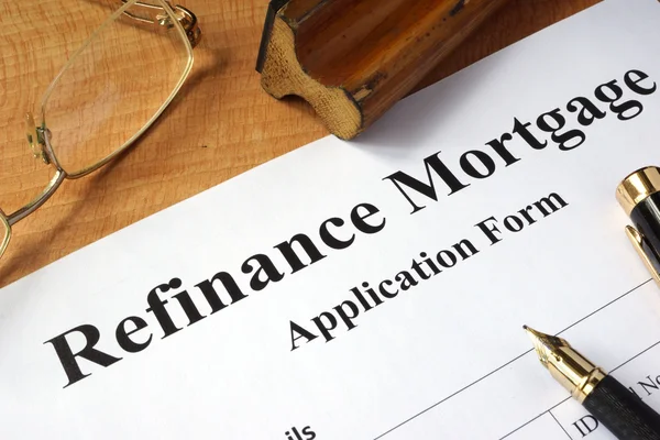 나무 테이블에 refinance 모기지 형태. — 스톡 사진