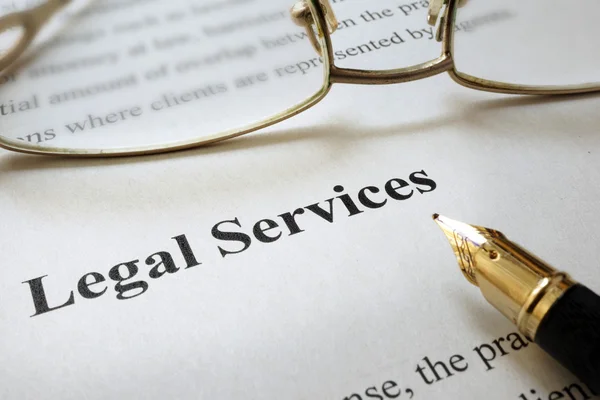 Papír szemüveg és szavak jogi szolgáltatások lapja. — Stock Fotó