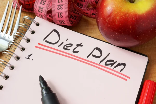 Tagebuch mit Diätplan auf dem Tisch. — Stockfoto