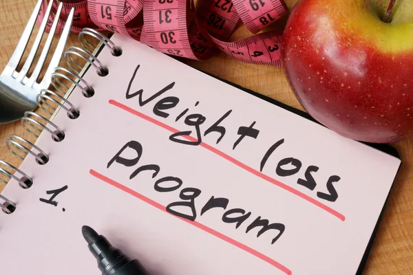 Dagboek met een record gewichtsverlies programma op een tafel. — Stockfoto