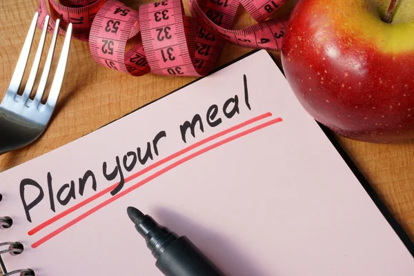 Tagebuch mit einem Plattenplan Ihre Mahlzeit auf dem Tisch. — Stockfoto