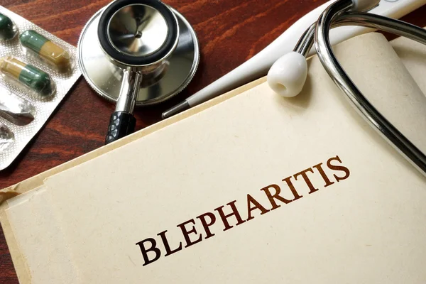 Halaman dengan blepharitis kata dan gelas. Konsep medis . — Stok Foto