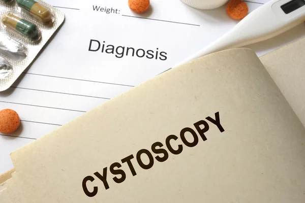 Side med ord Cystoskopi og briller. Medisinsk begrep . – stockfoto