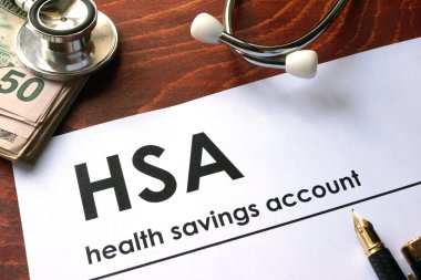 Kağıt kelimeler haftalık sağlık tasarruf hesabı (Hsa) bir tablo ile.