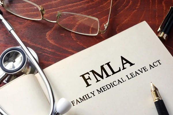 Страница с законом о семейном медицинском отпуске FMLA на столе . — стоковое фото