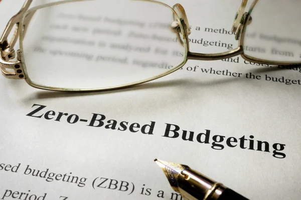Υπογραφή προϋπολογισμού μηδενικής βάσης δραστηριοτήτων - Zbb σε ένα χαρτί και γυαλιά. — Φωτογραφία Αρχείου