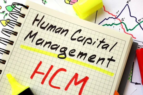 Firmar gestión de capital humano HCM en una página de cuaderno . —  Fotos de Stock