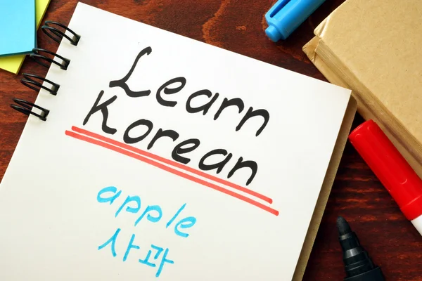 Učit korejský napsaný v notepadu. Koncepce vzdělávání. — Stock fotografie