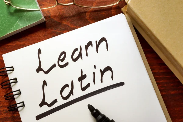 Aprende latín escrito en un bloc de notas. Concepto educativo . — Foto de Stock