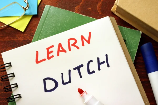 Aprende holandés escrito en un bloc de notas. Concepto educativo . — Foto de Stock