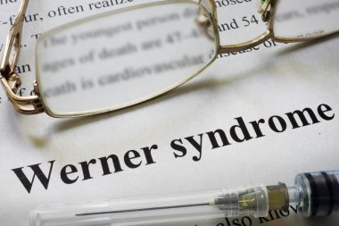 Kağıt kelimelerle Werner sendromu ve gözlük.  