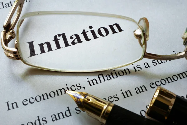 Папір зі словом інфляція і окуляри . — стокове фото