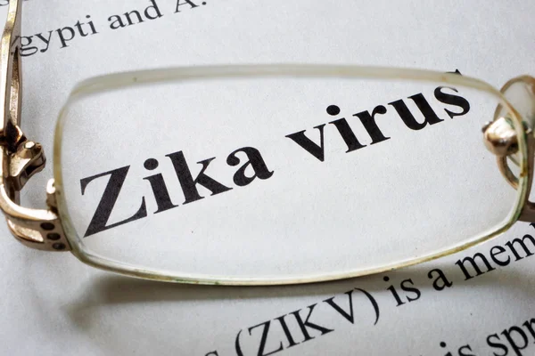Papier avec des mots virus zika et des lunettes. Concept médical . — Photo