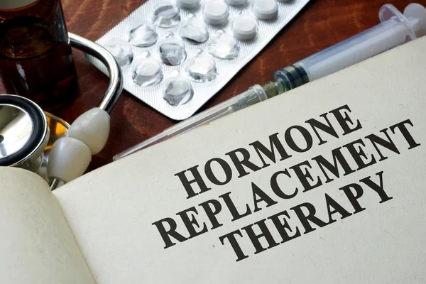 Buch mit Wörtern Hormonersatztherapie auf dem Tisch. — Stockfoto