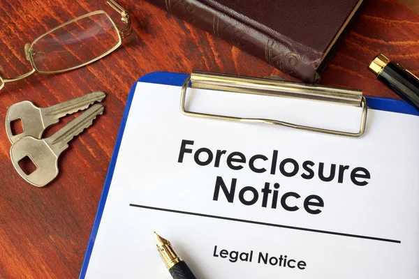 Papier met woorden Foreclosure bericht op een houten ondergrond. — Stockfoto