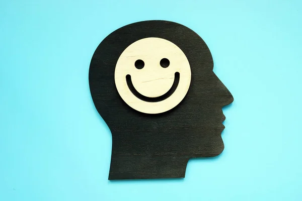 Concepto de pensamiento positivo. Forma de la cabeza y cara sonriente en ella. —  Fotos de Stock