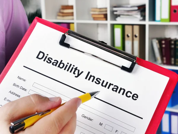 Försäkringsgivaren visar ansökan om invaliditetsförsäkring för undertecknande. — Stockfoto