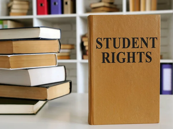 Книга с правами студента на белом столе. — стоковое фото