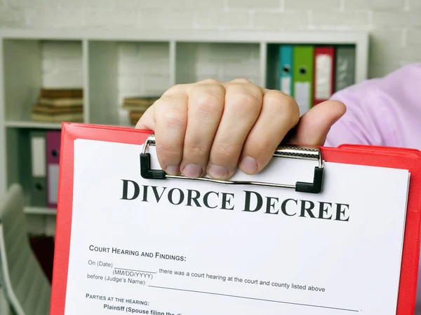 L'avvocato mostra il modulo del decreto di divorzio. — Foto Stock