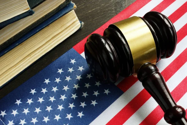 Le drapeau et le marteau des États-Unis devant la cour comme symbole de la magistrature fédérale. — Photo