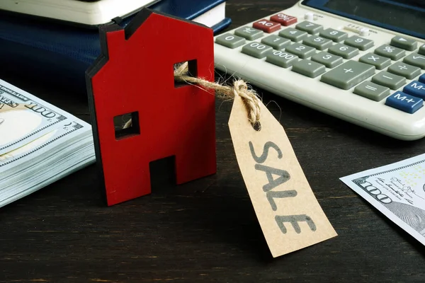 Piccola casa con etichetta di vendita come simbolo di vendita di proprietà. — Foto Stock