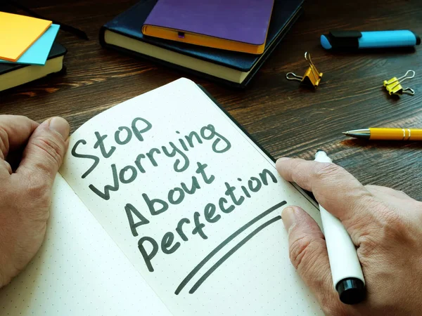 Pare de se preocupar com a perfeição que o homem escreveu. — Fotografia de Stock