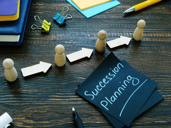 Succession planning sign and figurines with arrows. — Stock Photo, Image