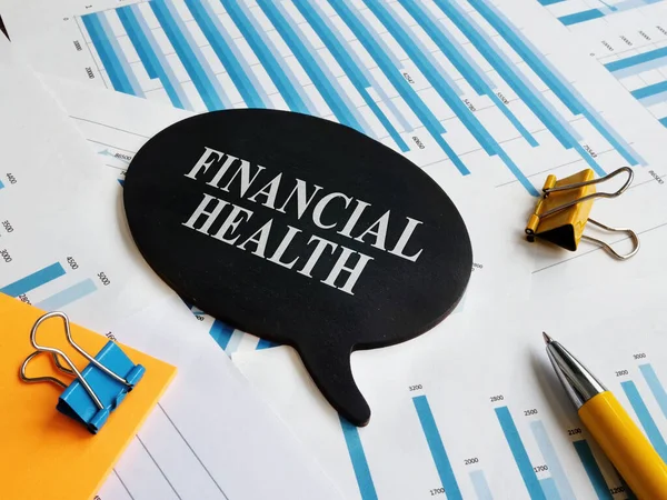 Finanzielle Gesundheit Zitat auf den Papieren mit Diagrammen. — Stockfoto