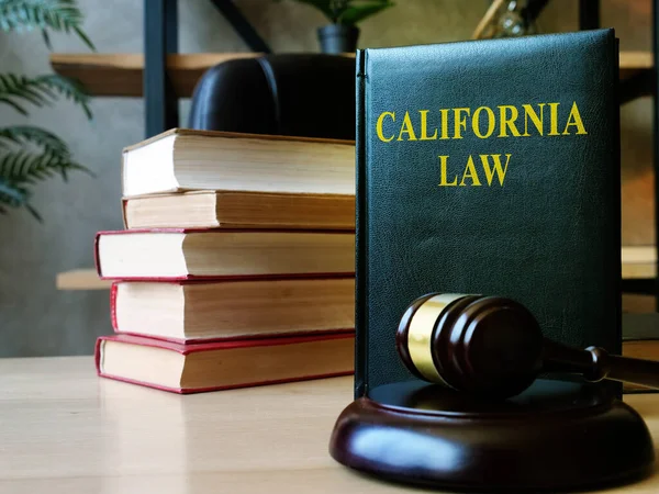 California lag med klubba och stapel av dokument. — Stockfoto