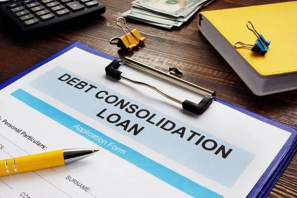 Formular zur Konsolidierung von Schulden, Notizblock und Taschenrechner. — Stockfoto