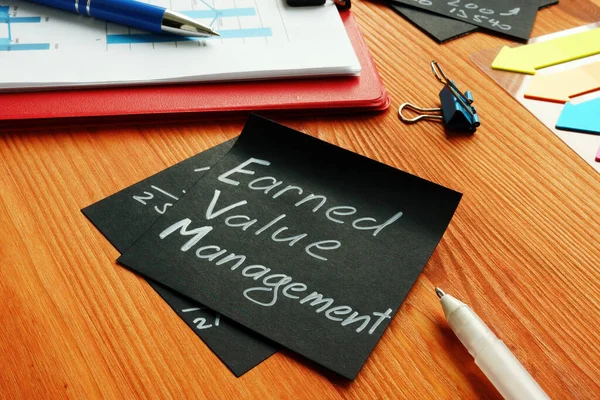 Памятка для EVM Earned Value Management на черном листе. — стоковое фото