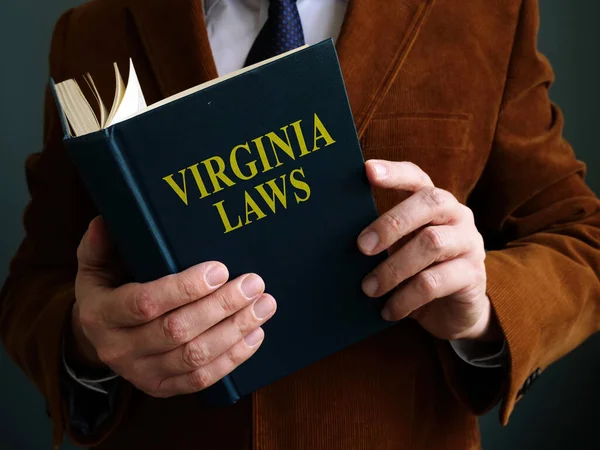 O homem está lendo livro de direito da Virgínia. — Fotografia de Stock