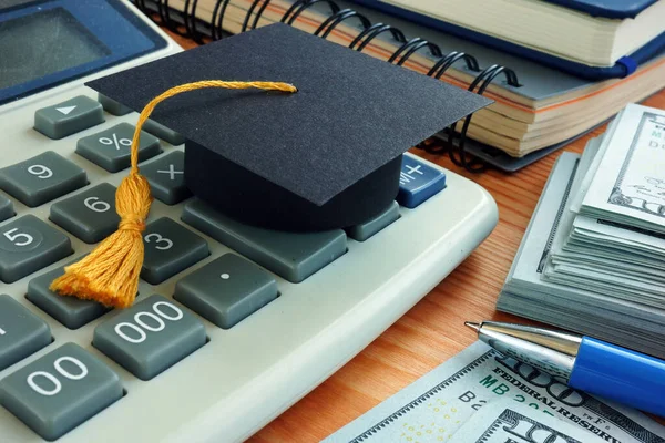 Concepto de préstamo estudiantil. Tapa de graduación en la calculadora. —  Fotos de Stock