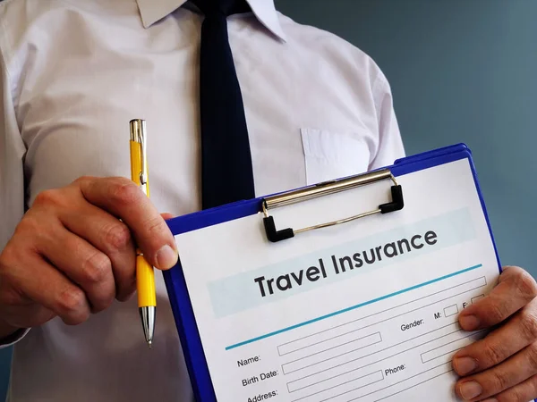 La aseguradora ofrece firmar el seguro de viaje. — Foto de Stock